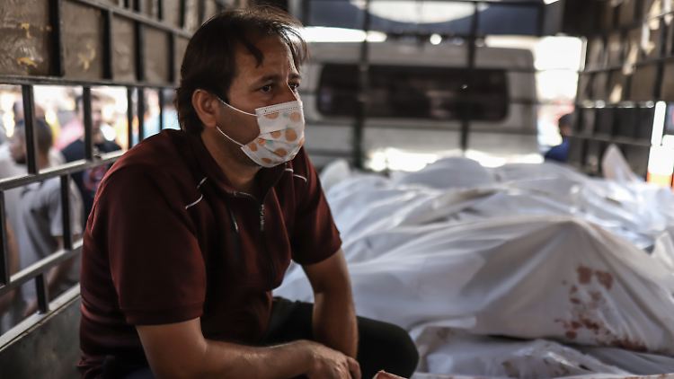 Tote gab es bei der Explosion an der Al-Ahli-Klinik zweifellos. Fraglich ist, ob es sich um einen gezielten Raketenangriff handelte.