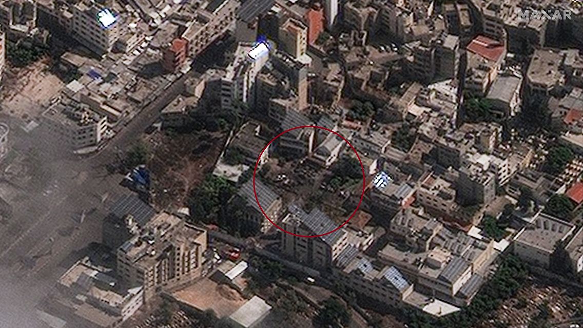 Das Klinikgelände am Tag nach der Explosion: Ein Satellitenbild zeigt Brandspuren im Innenhof.