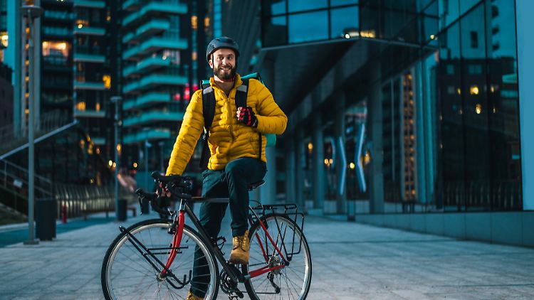 Bei Dämmerung und Dunkelheit sollten Fahrradfahrer mit der richtigen Ausrüstung ausgestattet sein.