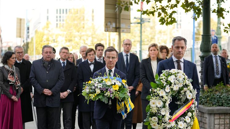 Schwedens Premier Ulf Kristersson (M) und Belgiens Premier Alexander De Croo auf der Gedenkfeier für zwei tote schwedische Fußballfans. 