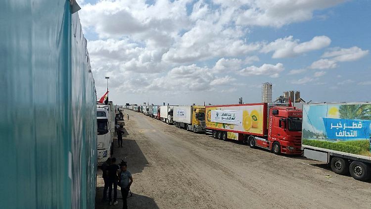 Am Grenzübergang von Rafah stehen die Lkw bereits Schlange.