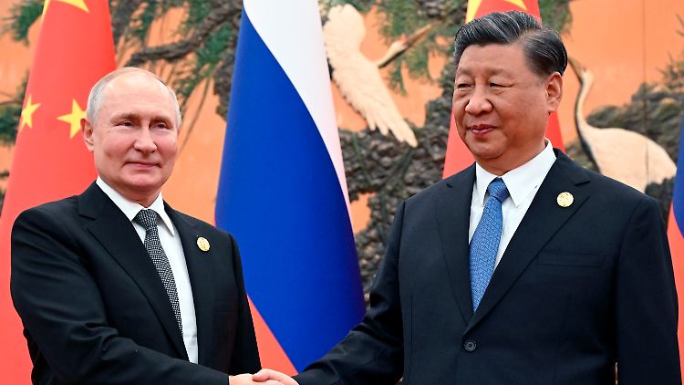Chinas Staatschef Xi (r.) trifft den russischen Präsidenten Putin (l.) nach eigenen Worten zum 42. Mal. 