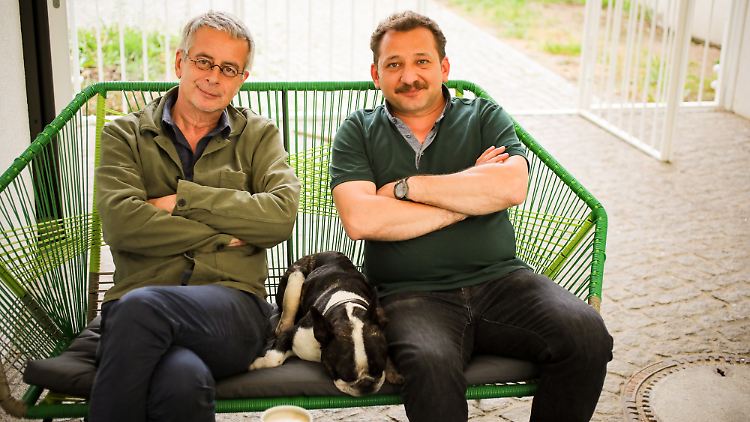 Entspanntes Miteinander: Tölke mit Bakri Kamurgi, Syrer, sein Geschäftspartner im Restaurant "Kreuzberger Himmel".  