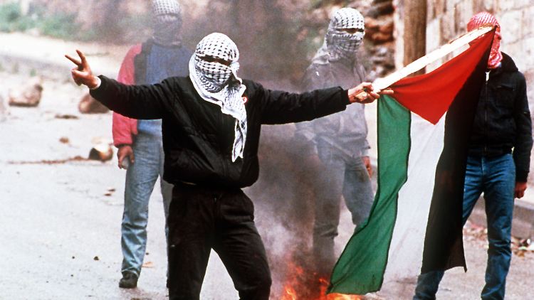 Demonstranten im Westjordanland 1988. In den 1980er Jahren nahmen die Spannungen zwischen Israelis und Palästinensern immer mehr zu.
