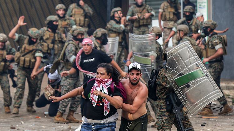 Gewalttätige Demonstranten greifen in Beirut die US-Botschaft an, die Armee schreitet ein. 