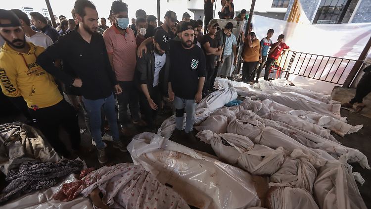 Menschen in Gaza trauern um ihre Angehörigen. Tote hat es bei dem Raketeneinschlag am Krankenhaus auf jeden Fall gegeben. Unklar ist, wie viele.  
