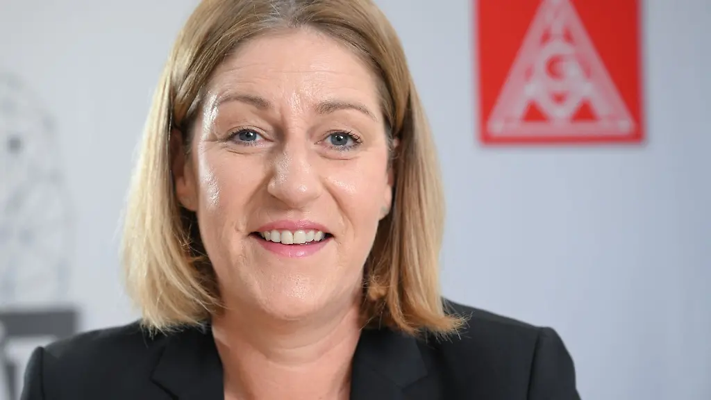 Barbara-Resch-sitzt-im-IG-Metall-Buero-vor-einem-Logo