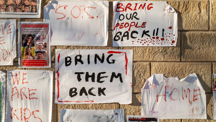 "Holt sie zurück": Eltern und Angehörige der Geiseln in Gaza hängen Fotos und Botschaften an die Wand des Verteidigungsministeriums in Tel Aviv.
