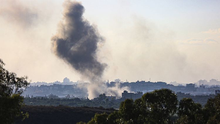 "Mehr als zehn Terroristen wurden bei dem gezielten Luftangriff getroffen", erklärte das Militär. 