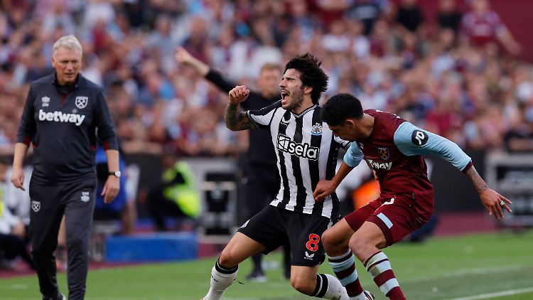 Sandro Tonali (l.) wechselte im Sommer zu Englands Saudi-Klub Newcastle United. 