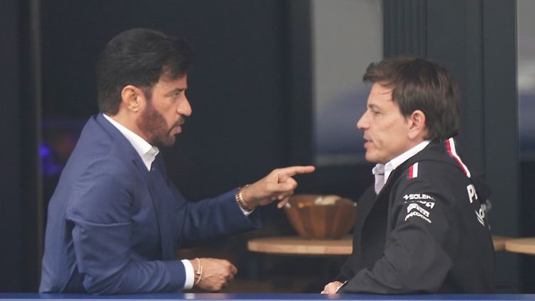 Die Teams um Mercedes-Motorsportchef Toto Wolff liegen im Clinch mit der FIA und dem Präsidenten Mohammed ben Sulayem (l.).