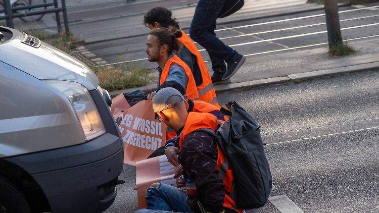 Aktivisten bei einem Protest in Berlin. Regelmäßig rasten Autofahrer aus, wenn sie auf Demonstranten der Letzten Generation treffen.