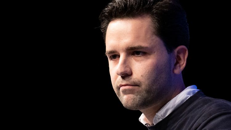 Johannes Winkel ist seit knapp einem Jahr Vorsitzender der Jungen Union. Der 31-jährige Rechtsanwalt folgte auf Tilman Kuban, der mittlerweile im Bundestag sitzt. Er kommt aus Kreuztal bei Siegen (NRW) und lebt in Düsseldorf.