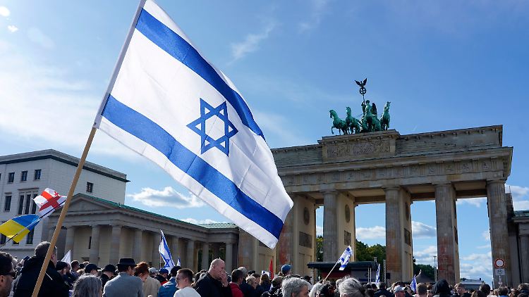 "Weil jüdisches Leben angegriffen und gefährdet ist, stellen wir uns solidarisch an die Seite der Jüdinnen und Juden", heißt es in dem Aufruf. 