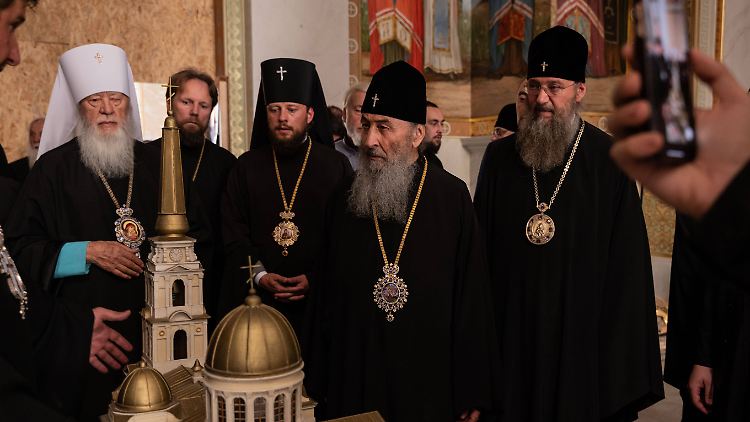 Die Spitzen der ukrainisch-orthodoxen Kirche zeigen sich enttäuscht über das Verbot, zwei Drittel der Ukrainer sind dafür.