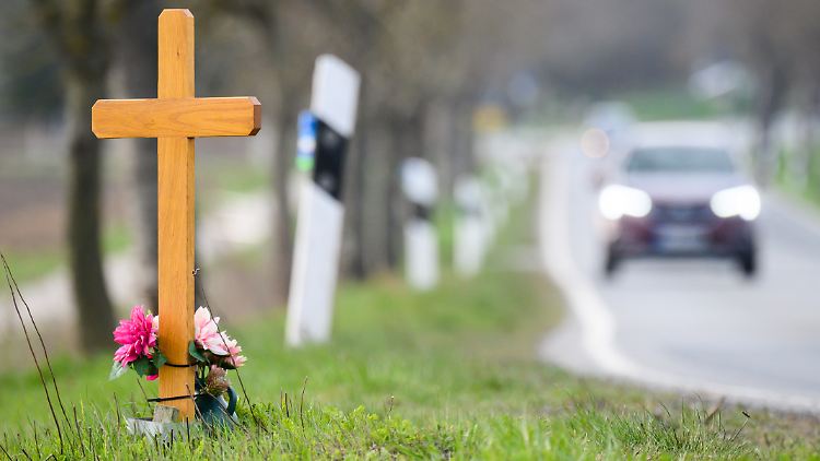 Im Landkreis Hildesheim erinnert ein Kreuz an einen Verkehrstoten. 