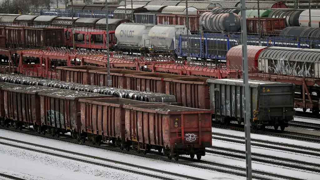 Gueterwagons-stehen-auf-den-Gleisanlagen-am-Rangierbahnhof