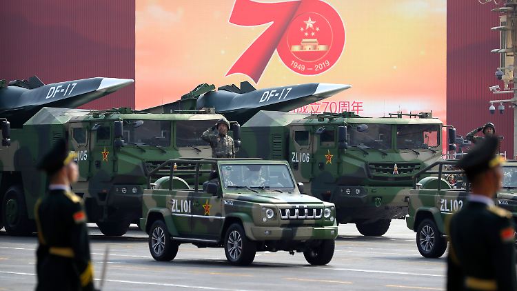 Bei der Parade zum 70. Geburtstag der Kommunistischen Partei fuhren auch Militärfahrzeuge mit, die ballistische Raketen mit Nuklearsprengköpfen transportiert haben sollen. 