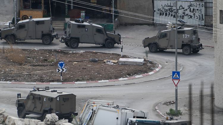 Fahrzeuge des israelischen Militärs stehen während einer Razzia von dem Flüchtlingslager Nur Shams im Westjordanland. 