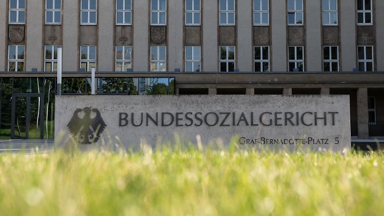 Das Bundessozialgericht in Kassel sieht Eingriffe in gesunde Körper non-binärer Personen als "neue Behandlungsmethode an". 