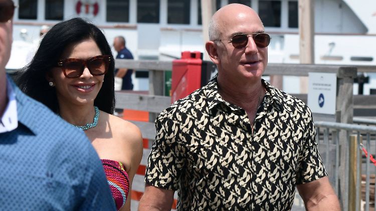 Amazon-Gründer Jeff Bezos, hier mit seiner Verlobten Lauren Sanchez, protzt gerne mit seinem Reichtum. Laut "Forbes" ist er mit einem Vermögen von 152,6 Milliarden Dollar derzeit der drittreichste Mensch der Welt.