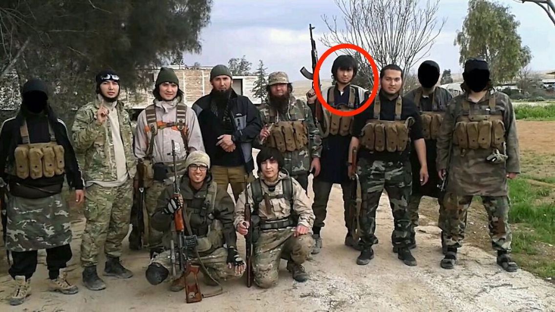 2014 posiert Kultanow mit anderen Kämpfern des Islamischen Staates auf einem in Syrien aufgenommenen Foto.
