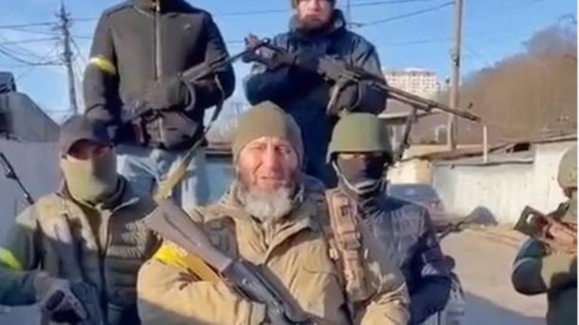 Kurz nach Russlands Invasion veröffentlicht Isa Akajew (Mitte; unmaskiert) ein Video, in dem er Muslime aufruft, sich nicht am Krieg gegen die Ukraine zu beteiligen.