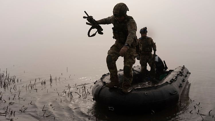 Ukrainische Soldaten an  der Front am Dnipro.