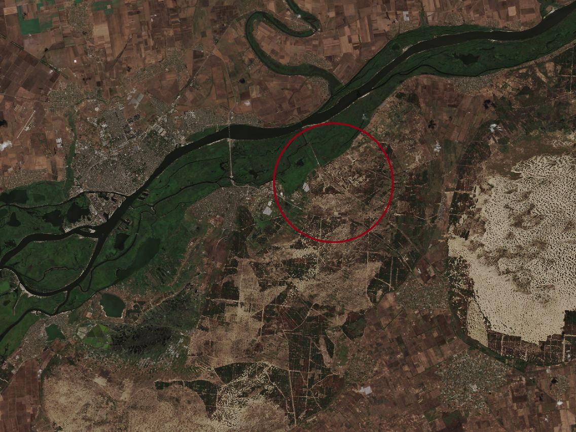 Blick aus dem All auf den Dnipro bei Cherson: Im roten Kreis liegen Pojma, Pischtschaniwka und die Bahntrasse Richtung Krim.