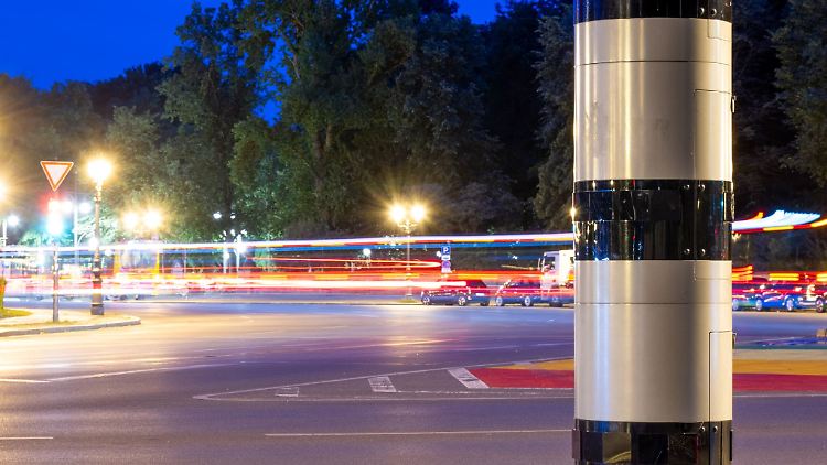 Stummer Wächter mit erhellenden Momenten: Wer zu schnell fährt, kann geblitzt werden - innerorts kostet das aufgrund noch mal gesteigerter Gefährlichkeit mehr.