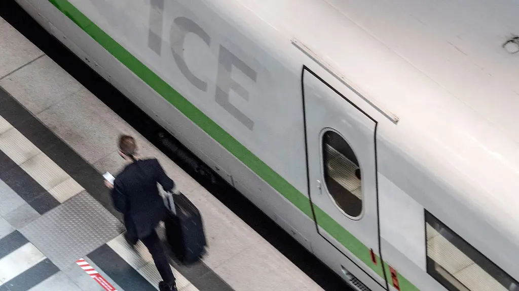 Bahn-Stillstand-Bei-Streik-muessen-Arbeitnehmer-im-Zweifelsfall-auf-andere-Fortbewegungsmittel-zurueckgreifen-um-puenktlich-zur-Arbeit-zu-erscheinen