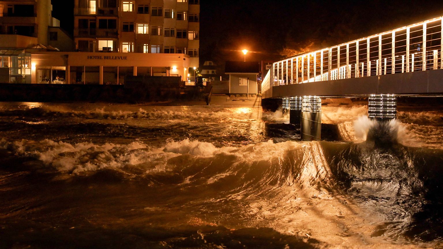 Die Menschen an der Ostseeküste bereiten sich auf eine teils schwere Sturmflut vor.