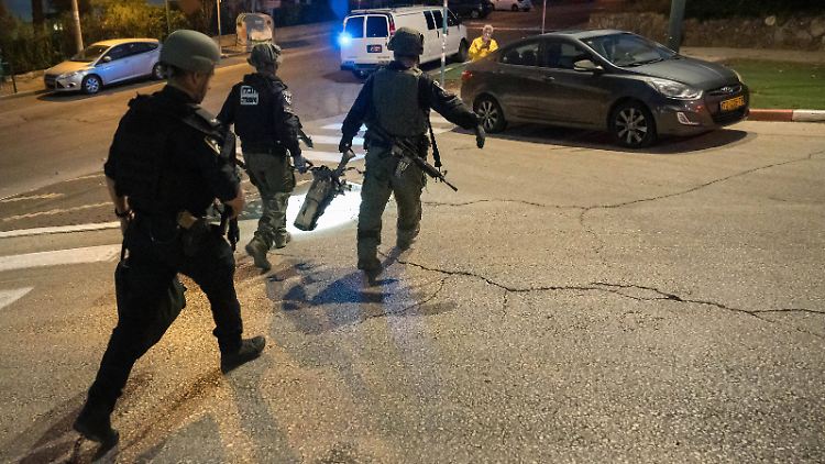Die israelische Polizei transportiert in Kirjat Schmona die Überreste einer Rakete ab, die aus dem Libanon abgefeuert wurde.
