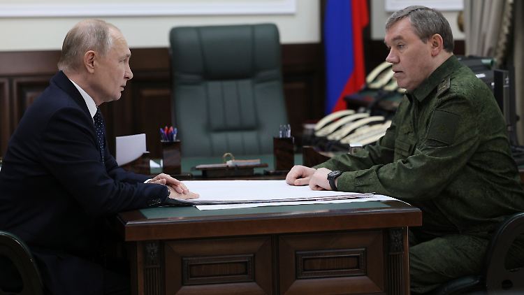 Generalstabschef Gerassimow (r.) informiert Putin in Rostow am Don über die Lage im Ukraine-Krieg. 