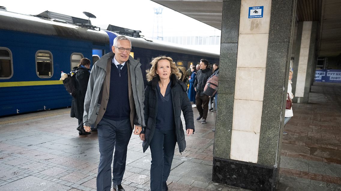 Der deutsche Botschafter in der Ukraine, Martin Jäger, und Umweltministerin Steffi Lemke am Hauptbahnhof von Kiew.