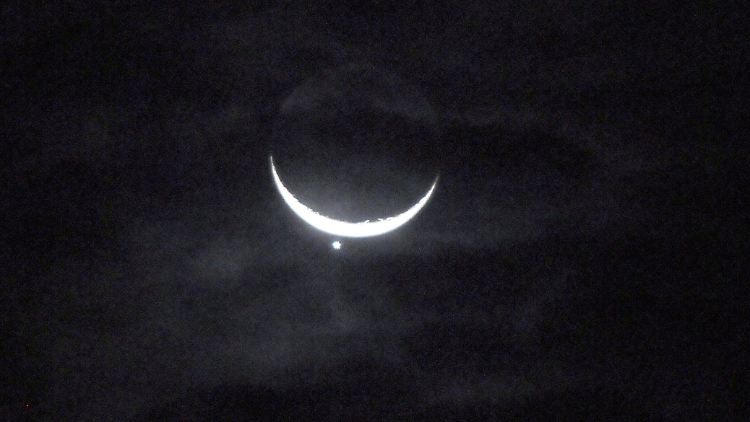 Planet Venus in der Nähe des Mondes während einer Venusfinsternis im Mai 2010.