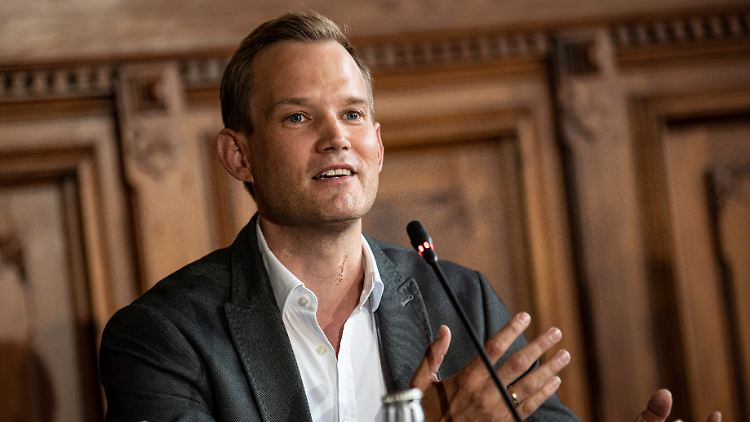 Hendrik Streeck hat in Berlin Musikwissenschaft und Medizin studiert.