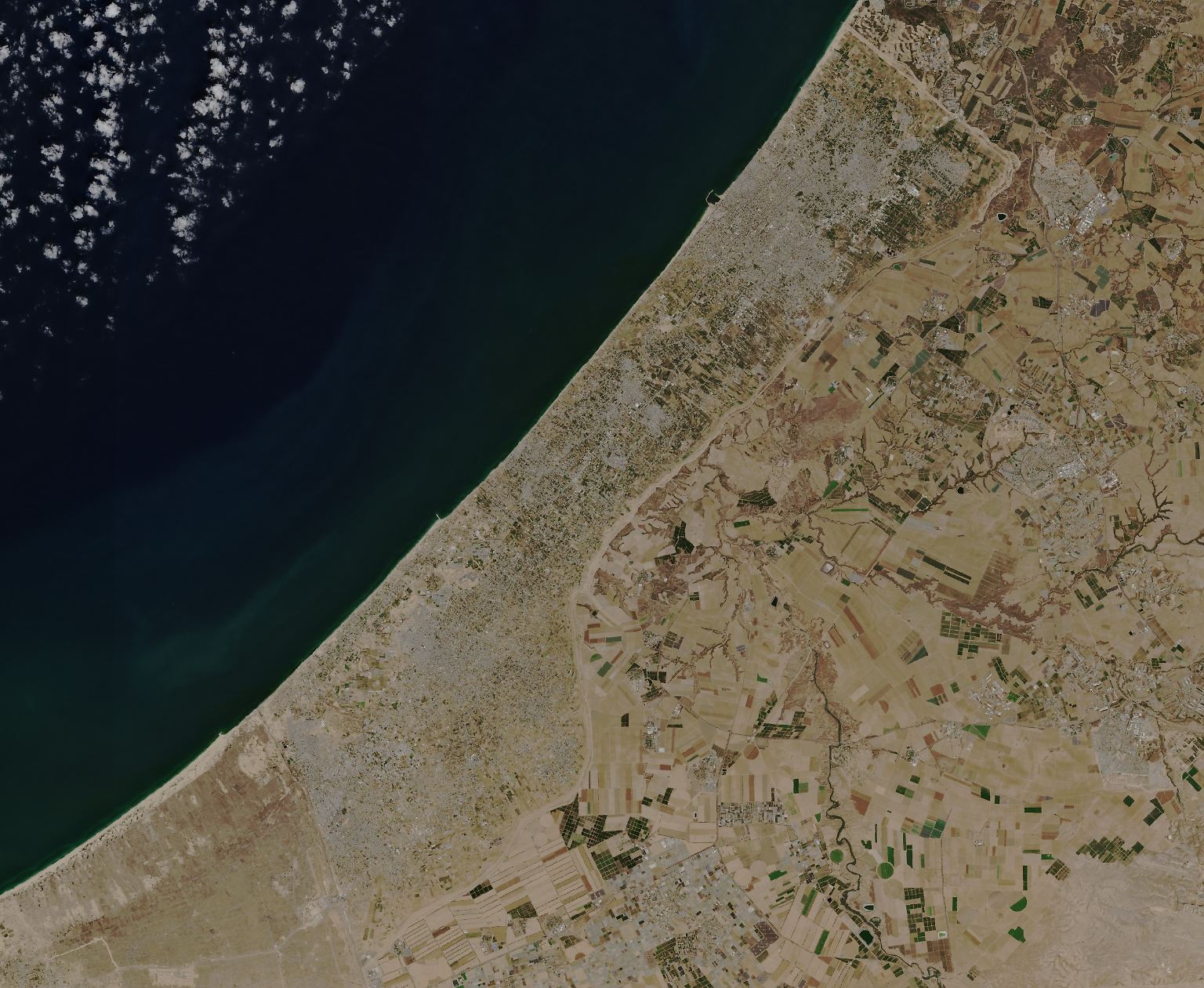 Der Gazastreifen liegt im Südwesten Israels an der Grenze zu Ägypten und ist Heimat für rund 2,3 Millionen Menschen, beherrscht von radikalen Islamisten.