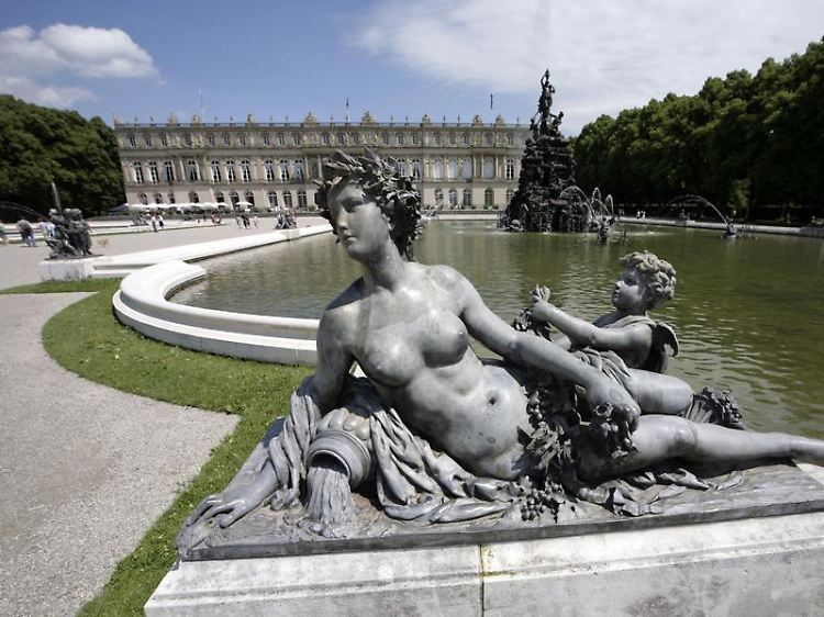 Blick auf Schloss Herrenchiemsee: Der bayerische "Märchenkönig" Ludwig II. ertrank 1886 im Starnberger See. Am 13. Juni 2011 jährt sich sein mysteriöser Tod zum 125. Mal.