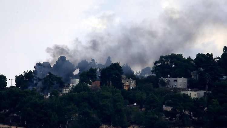 Rauch steigt über dem israelischen Militärposten in Al Manara auf, nachdem eine von der Hisbollah abgefeuerte Rakete dort eingeschlagen ist. 