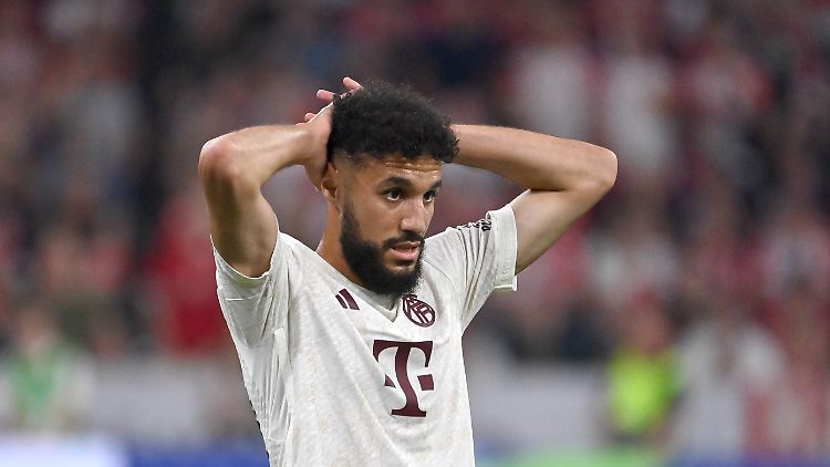 Noussair Mazraoui bleibt beim FC Bayern.