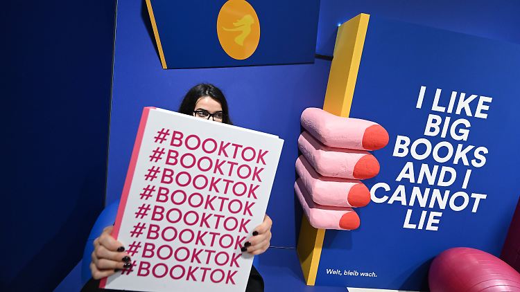 #Booktok ist auch auf der Frankfurter Buchmesse ein großes Thema. Erstmals werden deutsche "Tiktok Book Awards" in mehreren Kategorien verliehen.