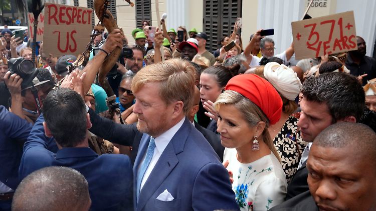 Demonstranten umgeben König Willem Alexander und Königin Maxima am Iziko Slave Lodge Museum in Kapstadt.