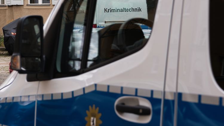 Ein Wagen der Kriminaltechnik steht vor der Häuserzeile in Berlin-Köpenick, in der das Mädchen getötet wurde.