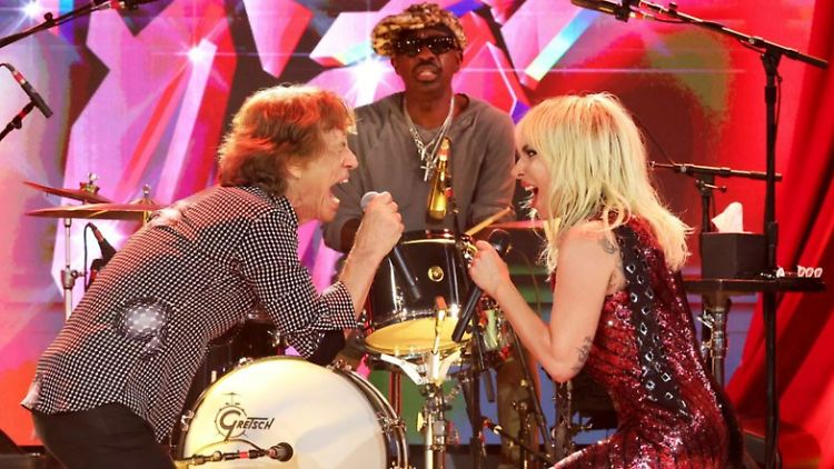 Griffen gemeinsam zum Mikro: Mick Jagger (l.) und Lady Gaga.