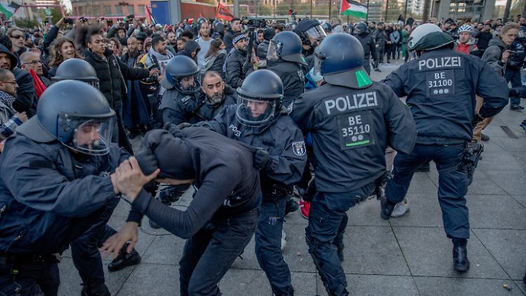 In Berlin kam es am letzten Wochenende zu zahlreichen Festnahmen auf einer Pro-Palästina-Demo in Berlin. 