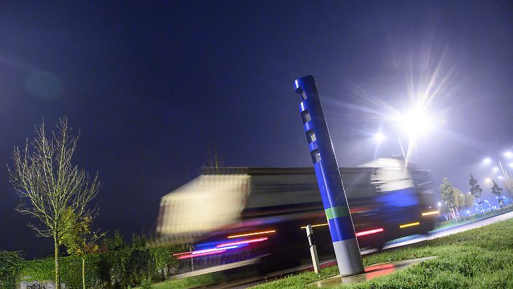 Ein LKW fährt an einer Mautkontrollstelle vorbei. Im Bundestag wurde eine Erhöhung der LKW-Maut beschlossen. Zudem soll das Mautgesetz auf Transporter ausgedehnt werden. 