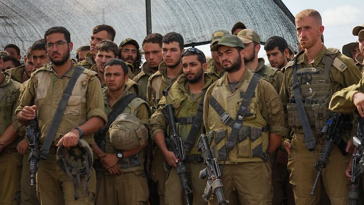 Israelische Soldaten bei einem Besuch von Verteidigungsminister Gallant nahe der Grenze zum Gazastreifen. 