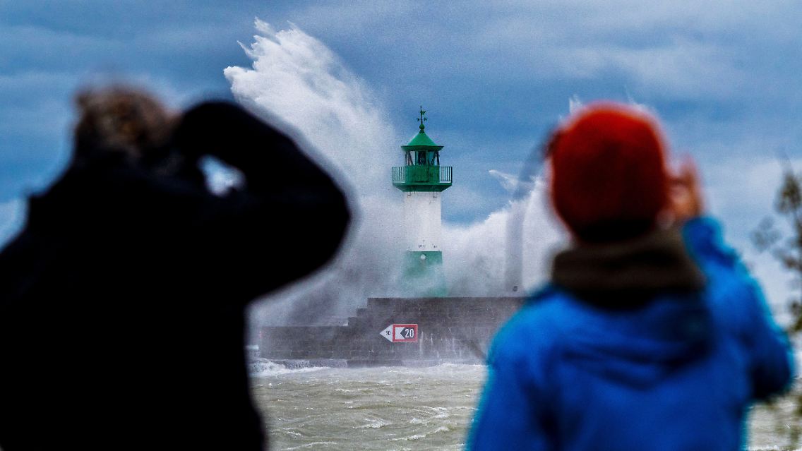 Bedrohliche Schönheit: Über dem Sassnitzer Leuchtturm schlagen meterhohe Wellen zusammen.