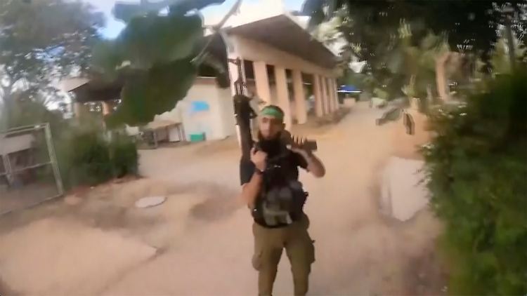 Ein Terrorist der Hamas während des Überfalls auf Israel. 
